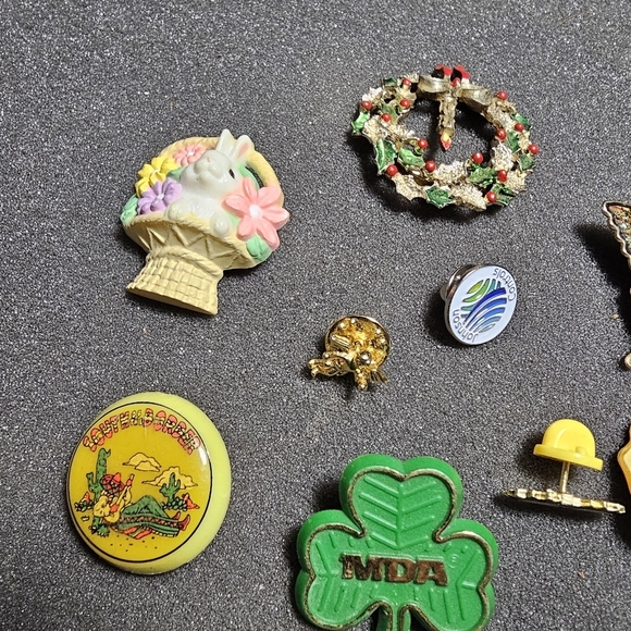 Lot Of 23 Pins And Brooches Different Styles Materials Colors And Shapes see pic - Picture 2 of 8
